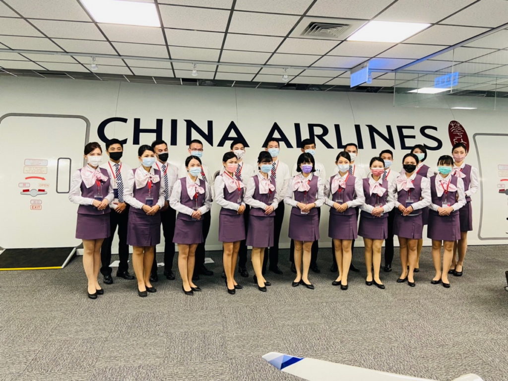 臺鐵局另特別委請華航公司提供商務艙旅客服務訓練學程,主打「新服務、新軌跡」