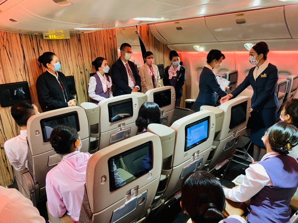 臺鐵局另特別委請華航公司提供商務艙旅客服務訓練學程,主打「新服務、新軌跡」