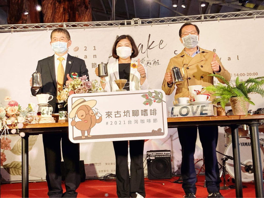 縣長張麗善和農業處長吳芳銘「來古坑嗜咖啡」