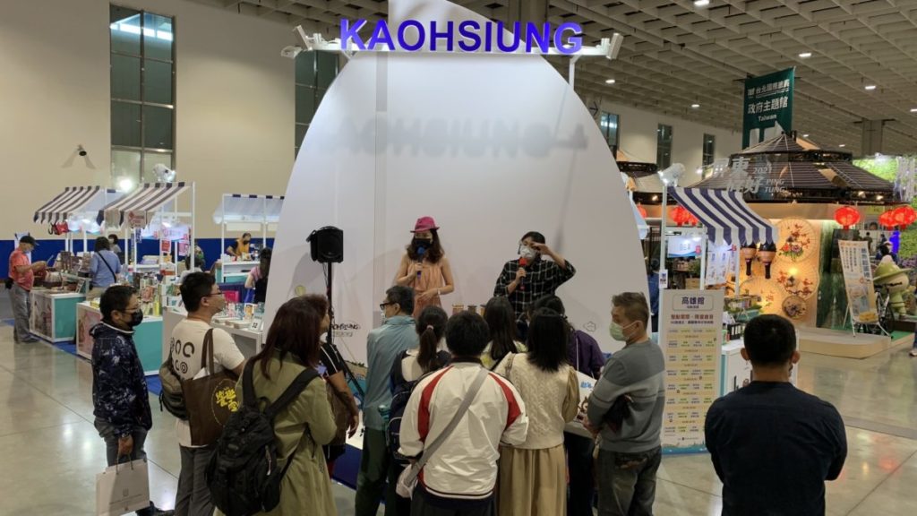 高雄館展出高雄特色商品,安排各家廠商宣傳高雄,讓民眾更能瞭解高雄特色!(記者林志毅拍攝)