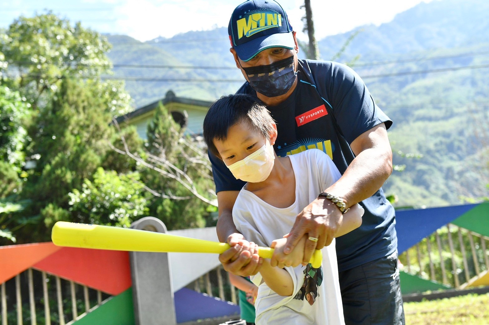 2棒球球員黃忠義下鄉到梅花國小教授MINI BASEBALL親自上場傳授棒球姿勢
