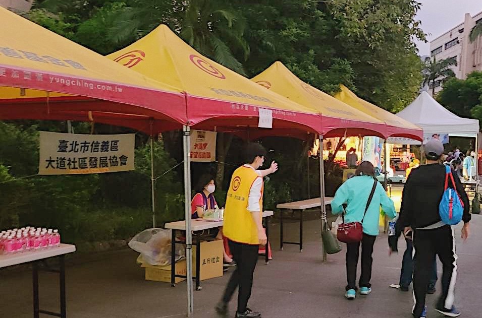 文化就在巷子裡!地方歌仔戲大受歡迎 社區好鄰居永慶來贊助 46 「社區好鄰居」永慶房屋積極參與大道里鄰里活動,現場協助引導民眾入場看戲。