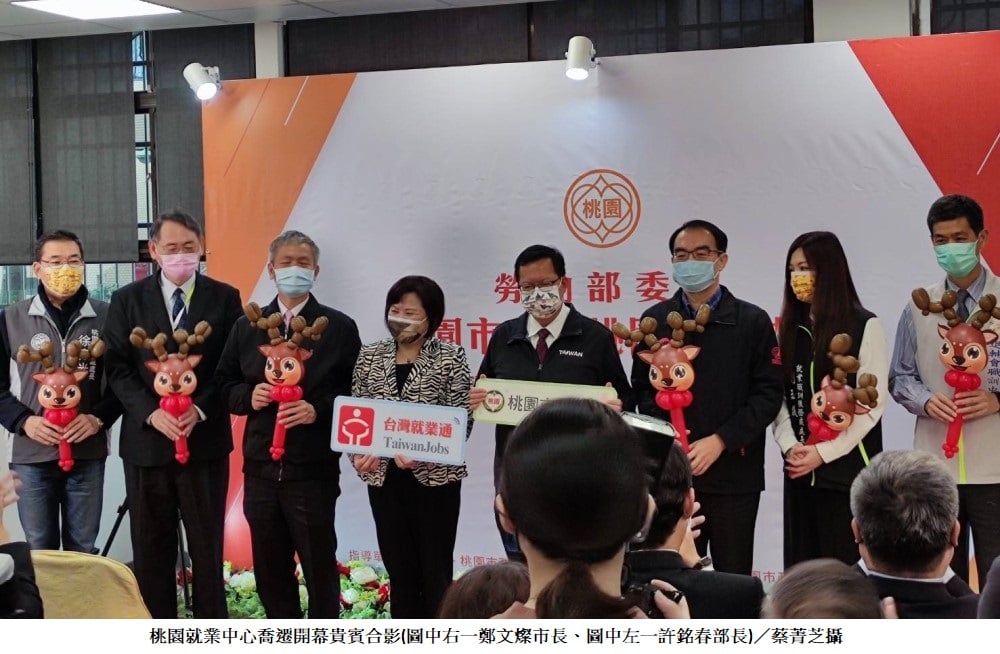 可能是 9 個人和大家站著的圖像