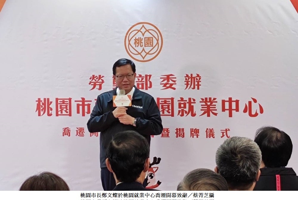 可能是 5 個人、大家站著和文字的圖像