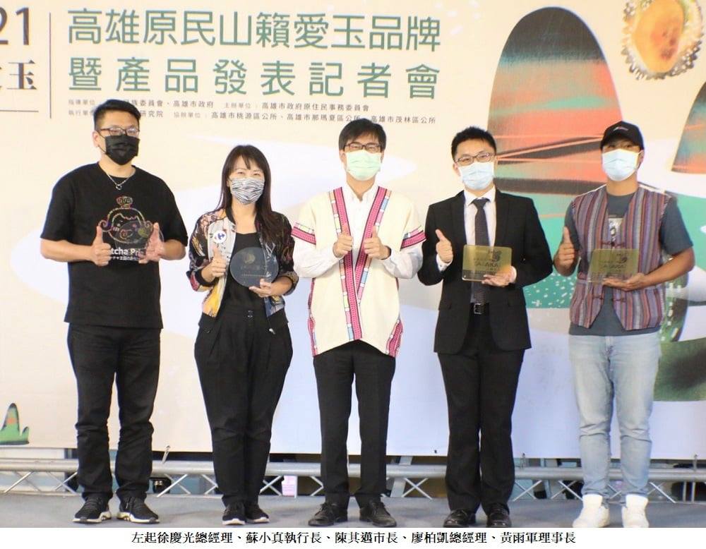 可能是 5 個人、大家站著和文字的圖像