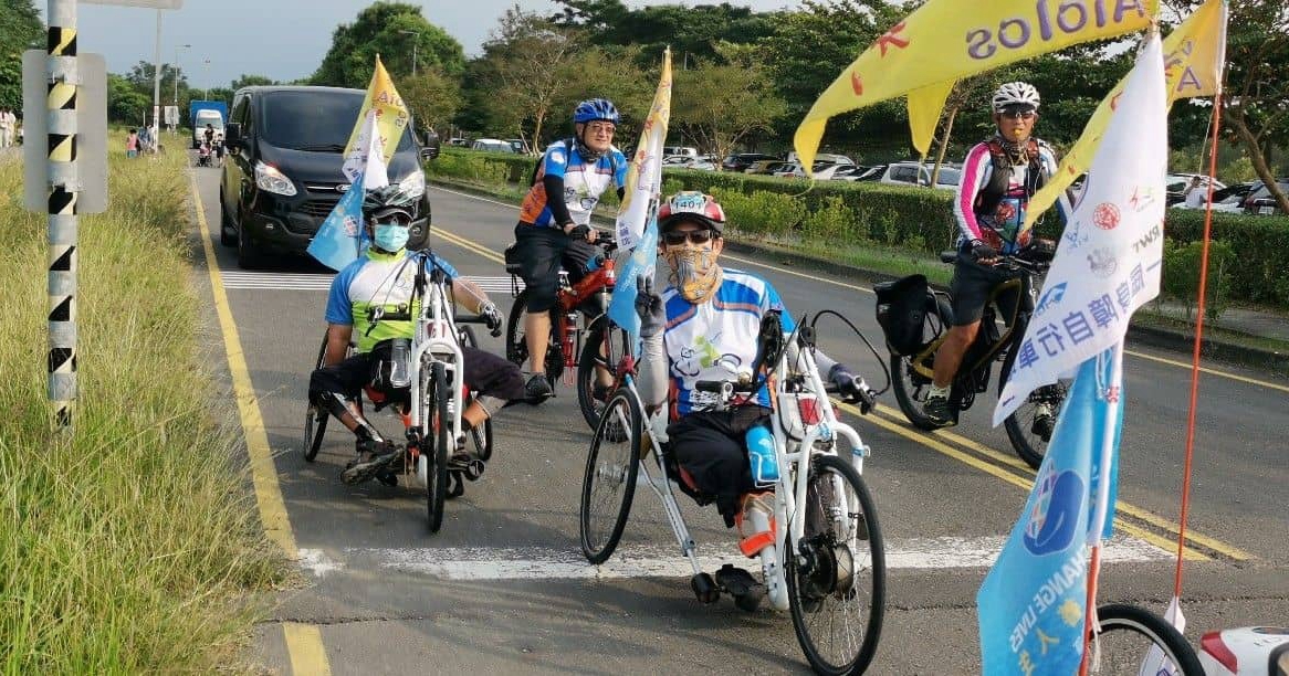 「腳不能走但我們有手」用手搖車環島的風神車隊