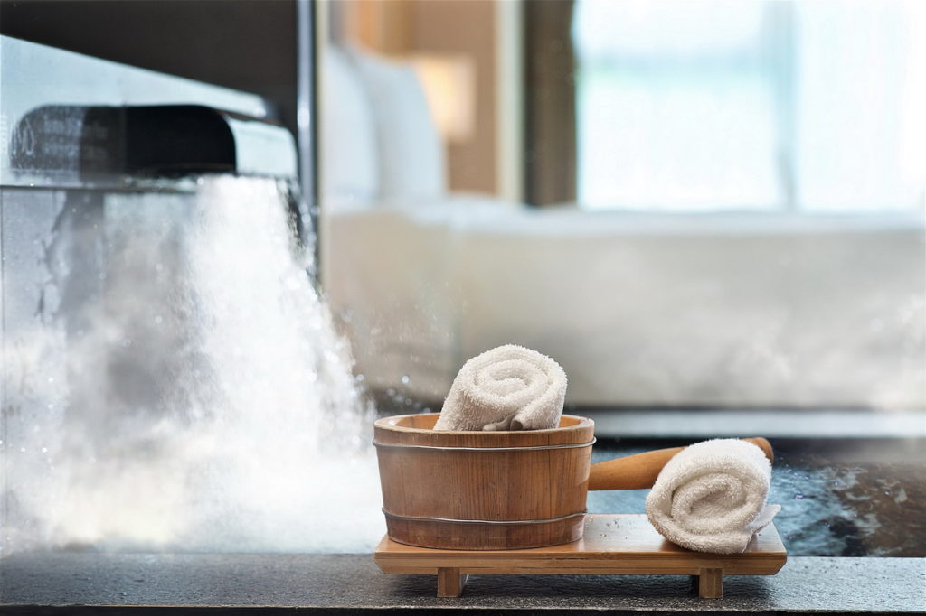WARM YOU UP! 泡湯帶來滿滿幸福感，秋冬季就讓溫泉暖暖身心。預訂長榮鳳凰酒店(礁溪)高鐵聯票指定專案，平日高級洋式客房一泊二食8,000元起。