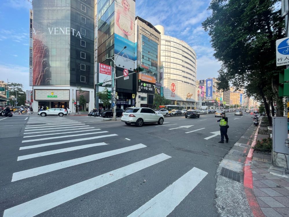 忠孝東路、復興南路口(東南角)