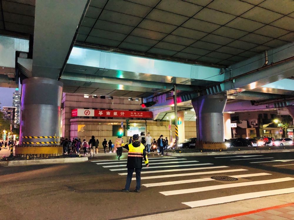 忠孝東路、敦化南路口(西南角)