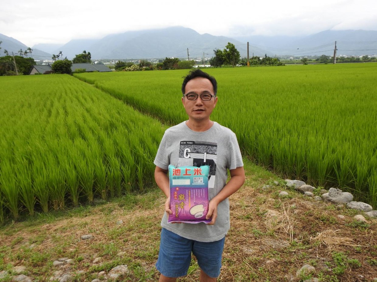 陳協和碾米工廠第三代負責人陳政鴻歡迎民眾到池上走走,瞭解池上米生產與認證歷程,感受農民對土地和環境的堅持