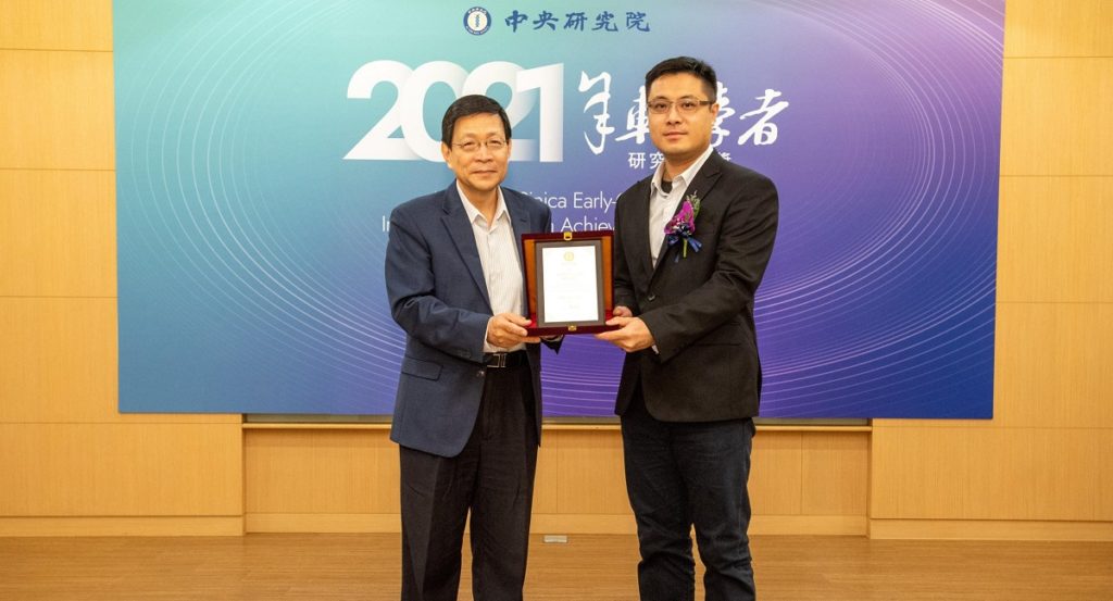 東海大學化學系副教授王迪彥（右）獲頒中研院年輕學者研究成果獎，圖左為中央研究院副院長劉扶東。（圖/東海大學提供）