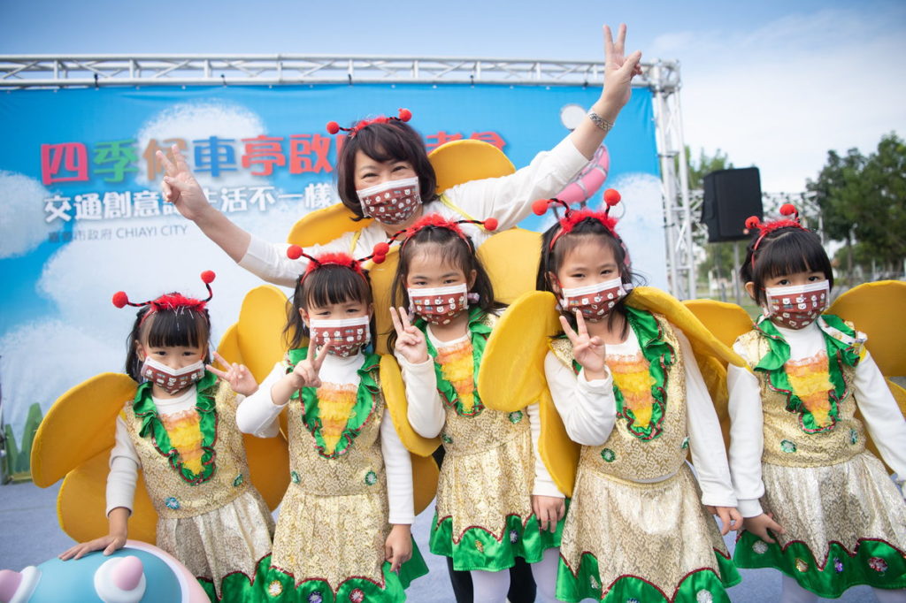 黃敏惠市長與育人國小附幼合照