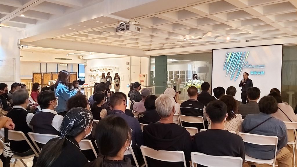 工藝中心今日舉行「54場雨-設計X工藝跨域共創展」開幕儀式,張仁吉主任致詞。(圖/陳惠玲攝影)