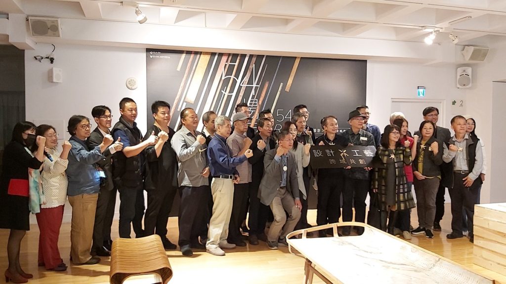 工藝中心今日舉行「54場雨-設計X工藝跨域共創展」開幕儀式,貴賓合影。(圖/陳惠玲攝影)