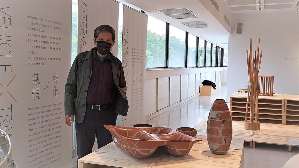 工藝師陳培澤在展場介紹其製作的磚碗、磚瓶、磚盤,也是他參與共創展的作品「砌磚計畫」與設計師王俊隆跨域共創。該作品試圖重新定義紅磚此一日常材料。(圖/陳惠玲攝影)