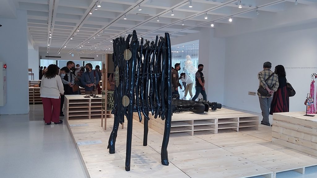 工藝中心設計館「54場雨-設計X工藝跨域共創展」展覽現場。(圖/陳惠玲攝影)