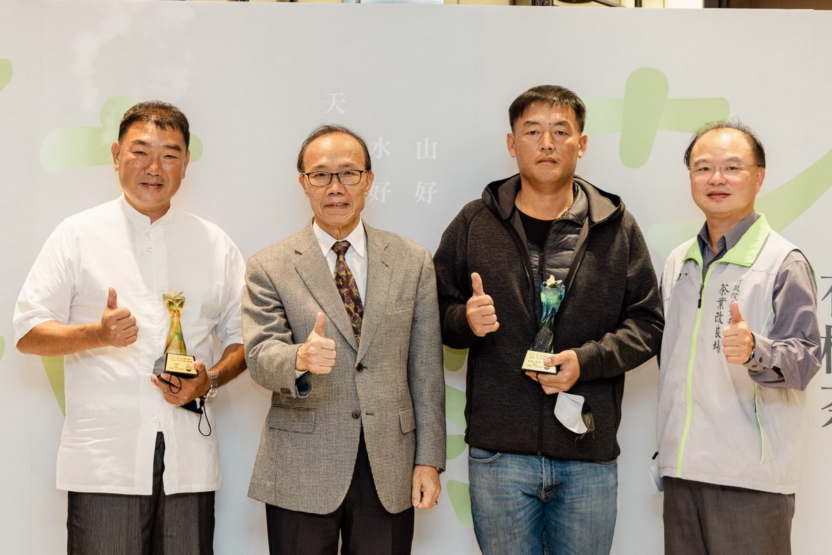 由左至右為球形烏龍茶組翠蛙選的奇萊山茶區茶半解農場許瑞麟、行政院農委會副主委陳添壽、條形包種茶組翠蛙選的宜蘭大同鄉茶區玉露茶園林立偉、行政院農委會茶業改良場場長蘇宗振