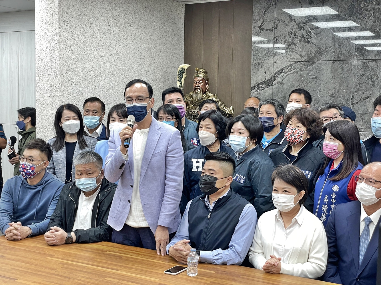 我們出門不用穿防彈衣 綠營爆料警方提醒跟顏家選要穿上 62 S 105415059