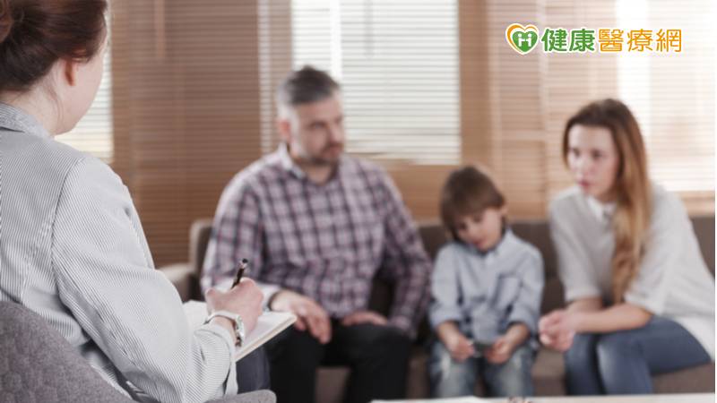 3歲幼兒僅會比手畫腳? 小心是語言發展障礙