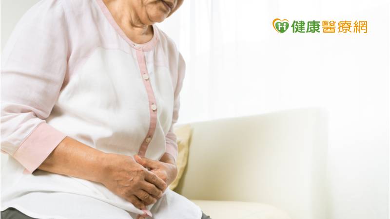 69歲女吃甜柿引起腹痛　竟是胃長了7公分糞石引起