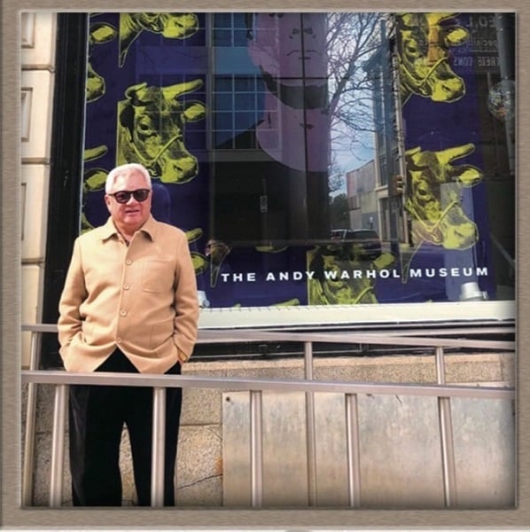 可能是 1 人、站立和顯示的文字是「 THE ANDY WARHOL MUSEUM 」的圖像