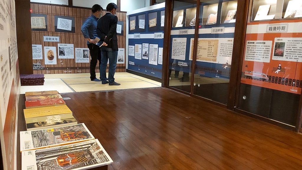 策展人王派仁為文化局副局長曾能汀解說特展內容。(圖/陳惠玲攝影)