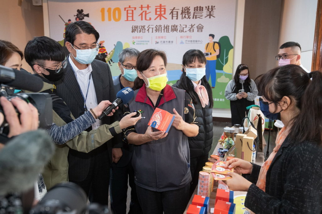 農糧署東區分署長徐煇妃(中)介紹以有機農法耕種的職人茶葉上將茶園-女兒不懂茶