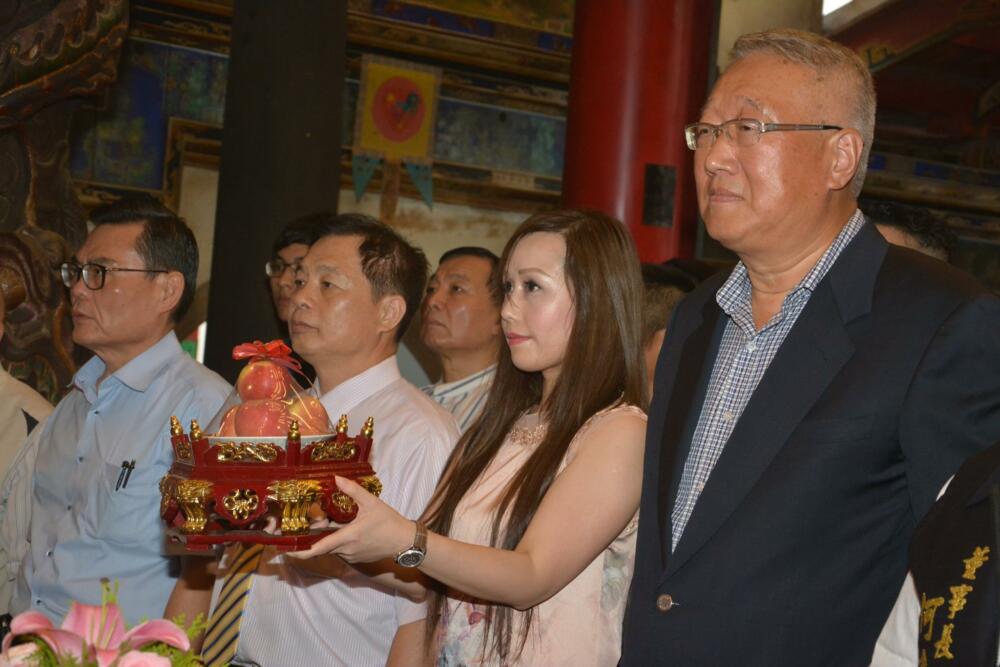 時中高歌/為郭台強斟酒美魔女 陳曉蓁選美出唱片精采往事曝光 67 14712952 716685421812224 5125190964110502709 o e1636624509711