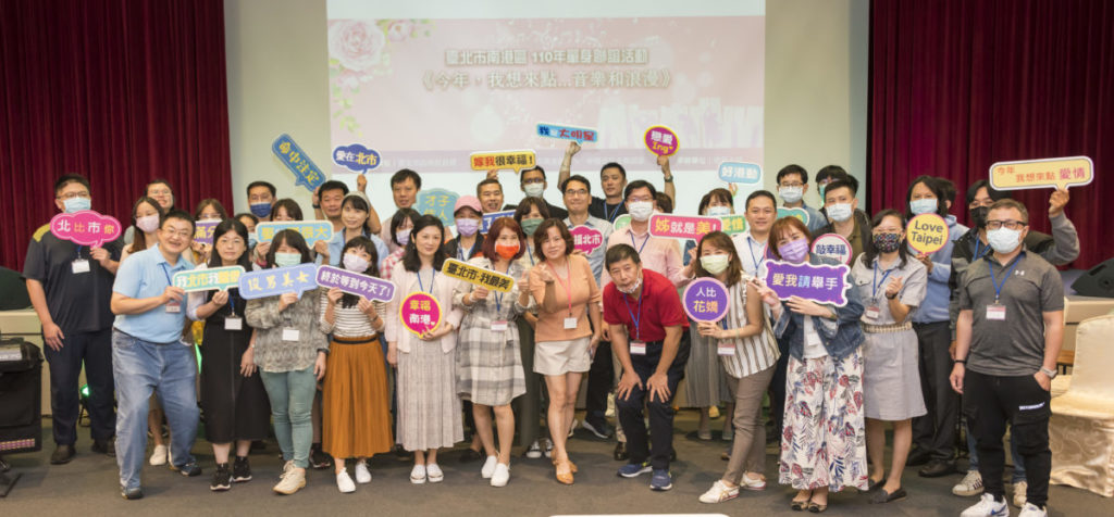 手作幸福花束,現場音樂演奏Live秀,還有歌曲旋律猜謎遊戲及情歌對唱大賽等音樂饗宴,讓單身朋友沈浸在花藝和音樂的歡樂氛圍之中