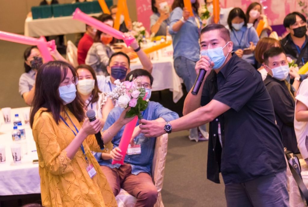參加者化身大明星上台情歌對唱,當男主唱獻花給女主唱時,台下聽眾加油吶喊,活動氣氛嗨到高點。