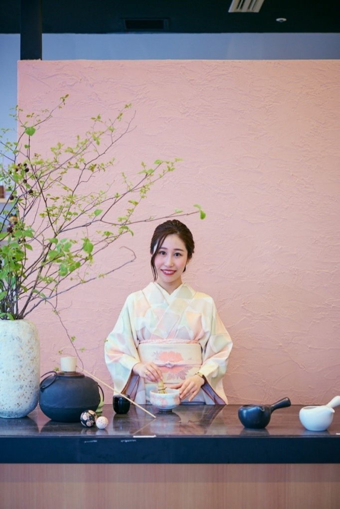 「大三萬年堂」第十三代掌門人安原伶香,以和洋折衷、溫故知新的理念創立和風甜點品牌。(圖片來源:Ⓒ大三萬年堂HANARE)