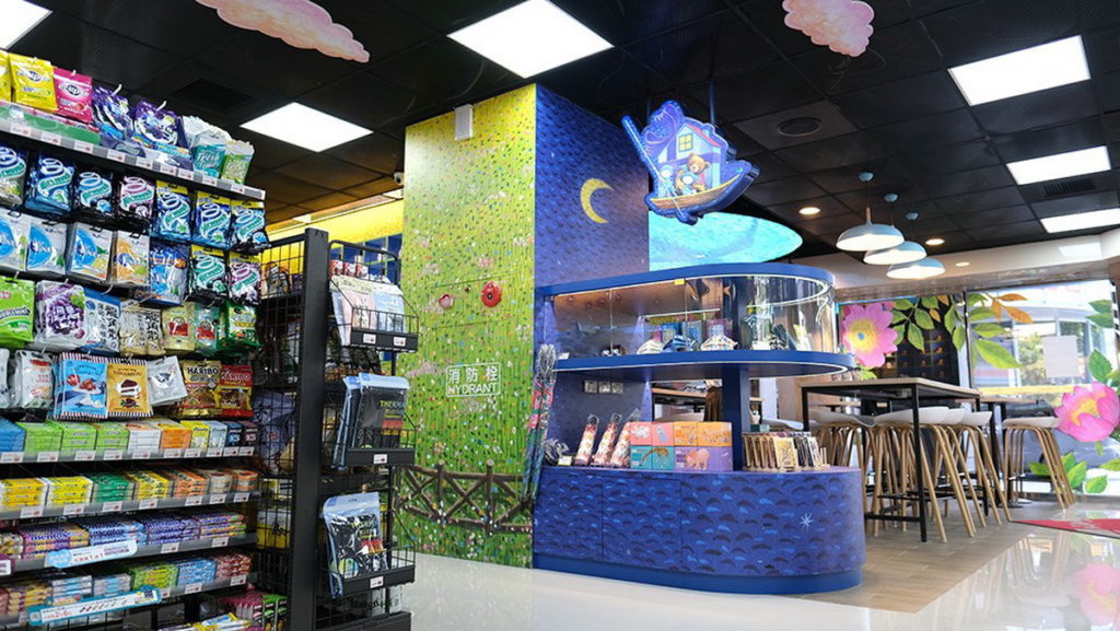 萊爾富幾米主題新竹護城河門市，設有精美商品展示櫃，供消費者採購挑選，且門市內隨處都能見到幾米繪本元素，讓人看了超療癒。