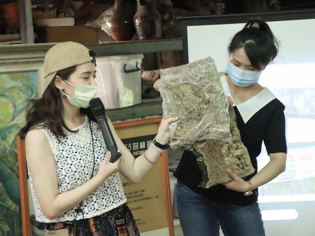 講師陳儀綺帶領學員思考工作室內的藝術品與社區空間「美」的關係