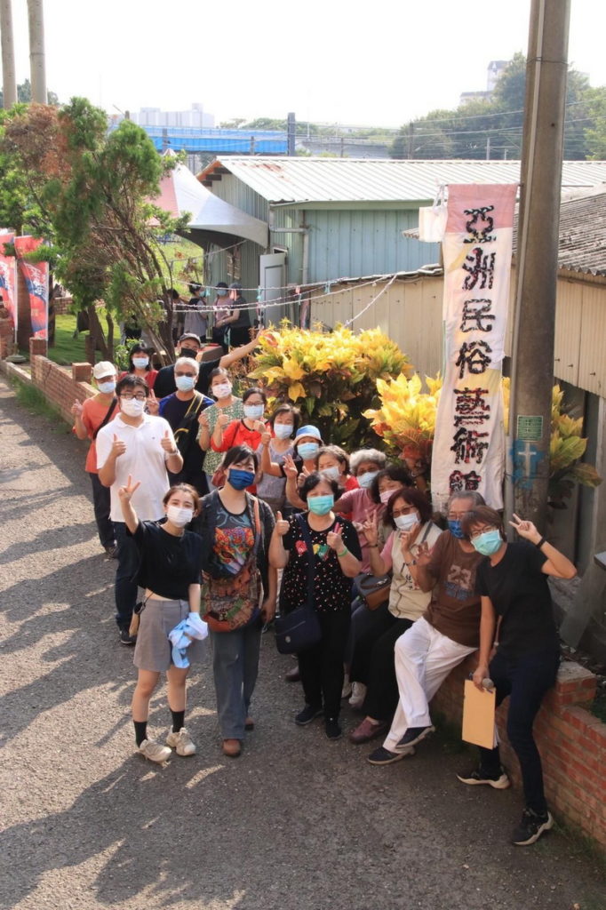 成果展時,全體一同於民藝館招牌前合影