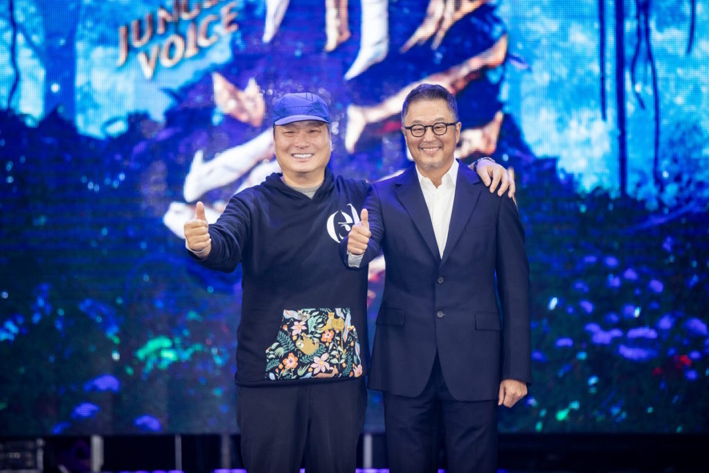 (左) 東森集團 王令麟總裁 (右)知名製作人 王偉忠