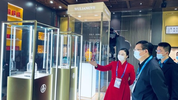 圖為第四屆進博會上參觀五糧液展廳的客商 圖為第四屆進博會上參觀五糧液展廳的客商