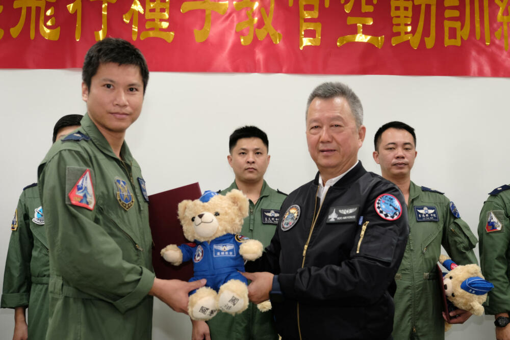 漢翔新式高教機勇鷹種子教官課程結訓 年底再前交2架量產機 65 1636700451156 e1636709318379