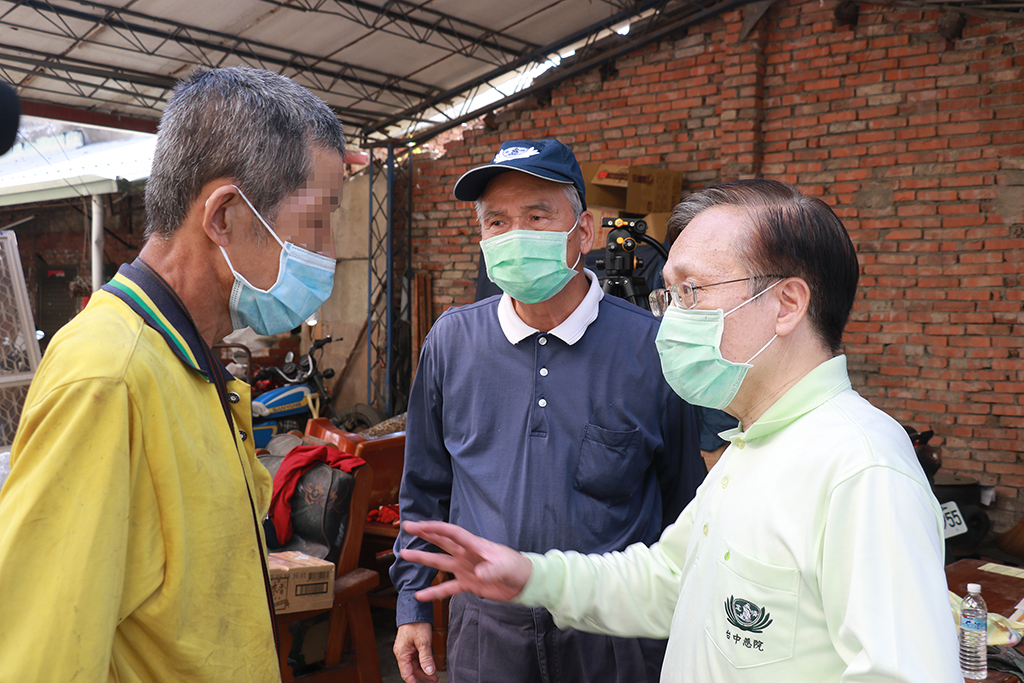 臺中慈院簡守信院長提醒江先生注意衛生習慣,並請他到醫院做檢查。