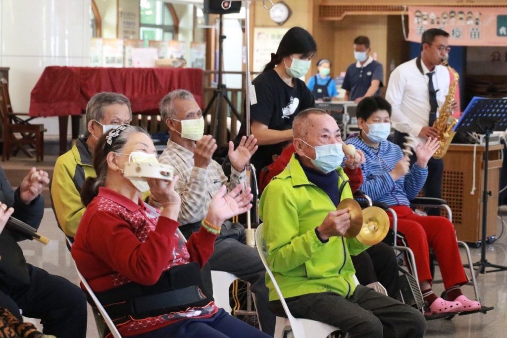 林爺爺( 前排左二)等長輩演出「甜蜜蜜」,傅進華醫師(右一 )吹薩克司風合奏。。(圖/台中慈濟醫院提供)