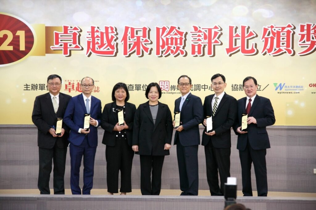 2021卓越保險頒獎典禮,獲獎人壽保險公司與施瓊華局長(中)合影