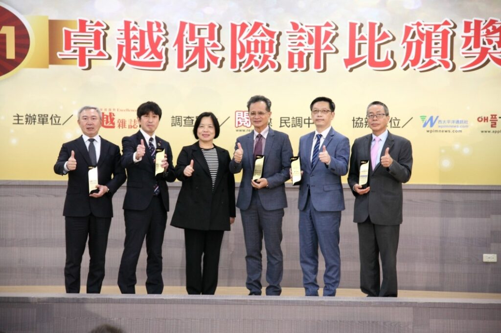 2021卓越保險頒獎典禮,獲獎產物保險公司與施瓊華局長(中)合影