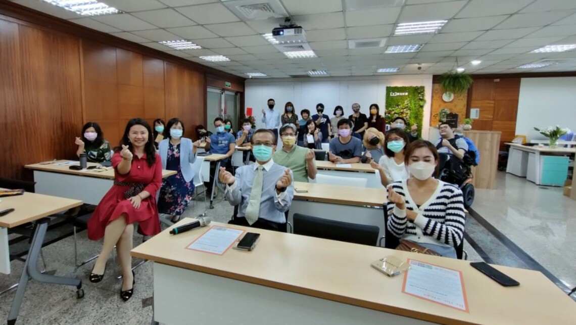 劉大潭希望工程關懷協會攜手建築師做公益 透過義賣募籌款支持新興國小鐵馬驛站