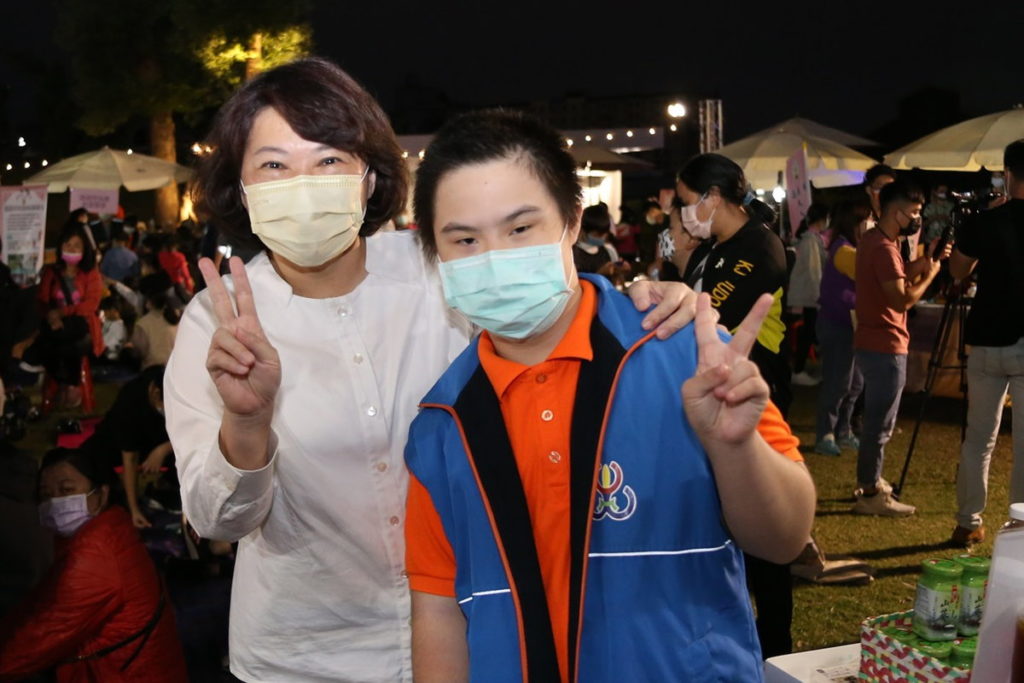 市長黃敏惠與社員同學合照