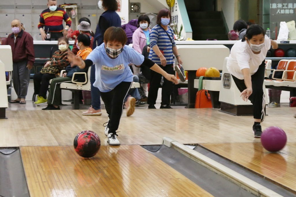 聽障朋友一起打保齡球