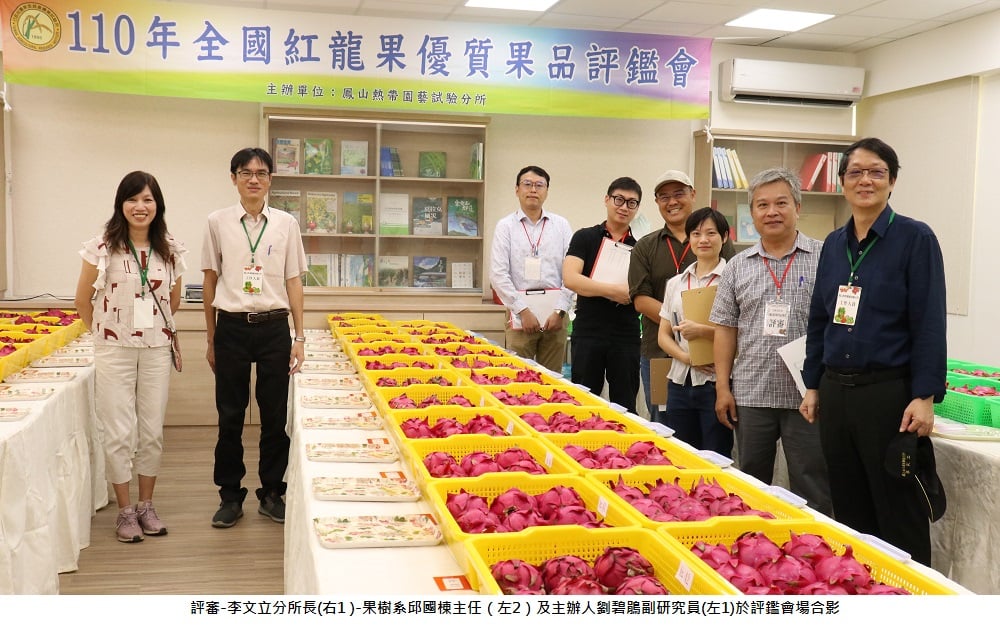 可能是 7 個人、大家站著和室內的圖像