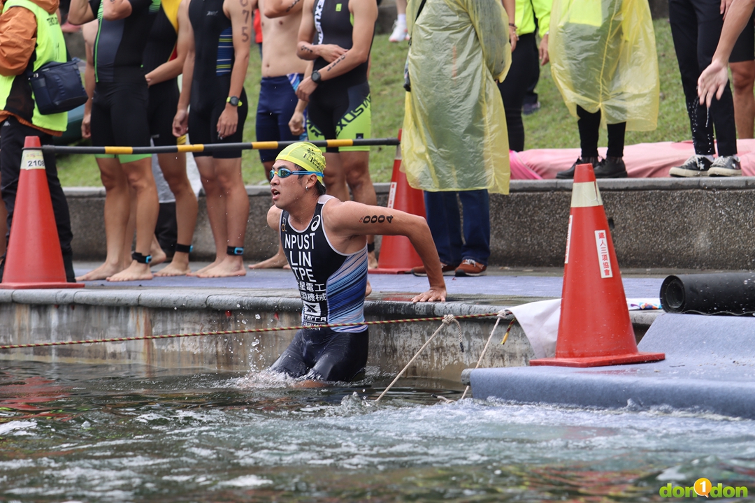 選手不能跳水,讓菁英組選手出現難得的「下水」畫面。