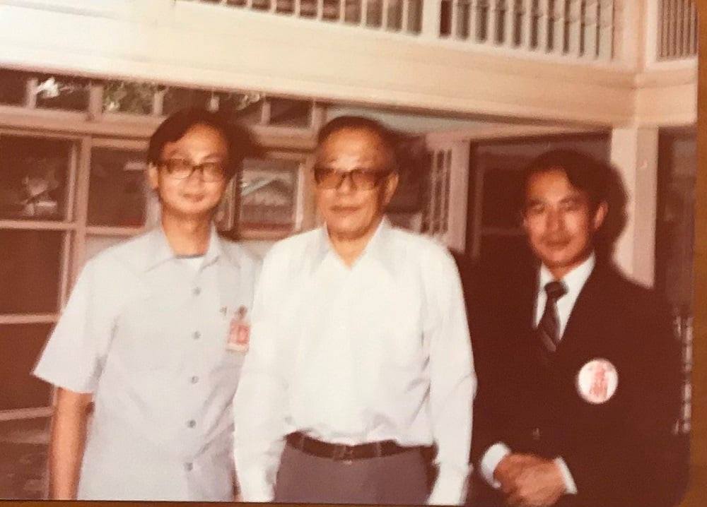 可能是 3 個人和大家站著的圖像