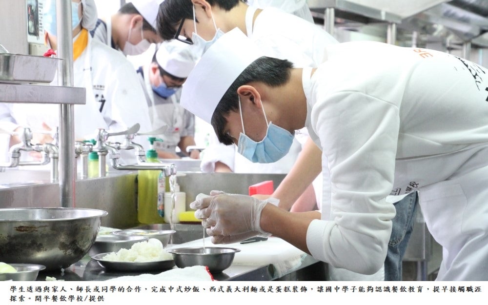 可能是 2 個人、大家站著、食物和室內的圖像