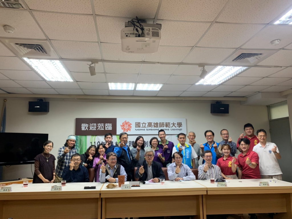 成果展示圓滿,會後出席人員與吳校長等師長大合影