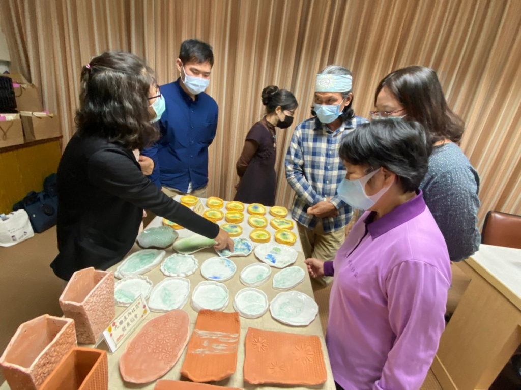 九曲國小學生陶瓷作品展示與說明